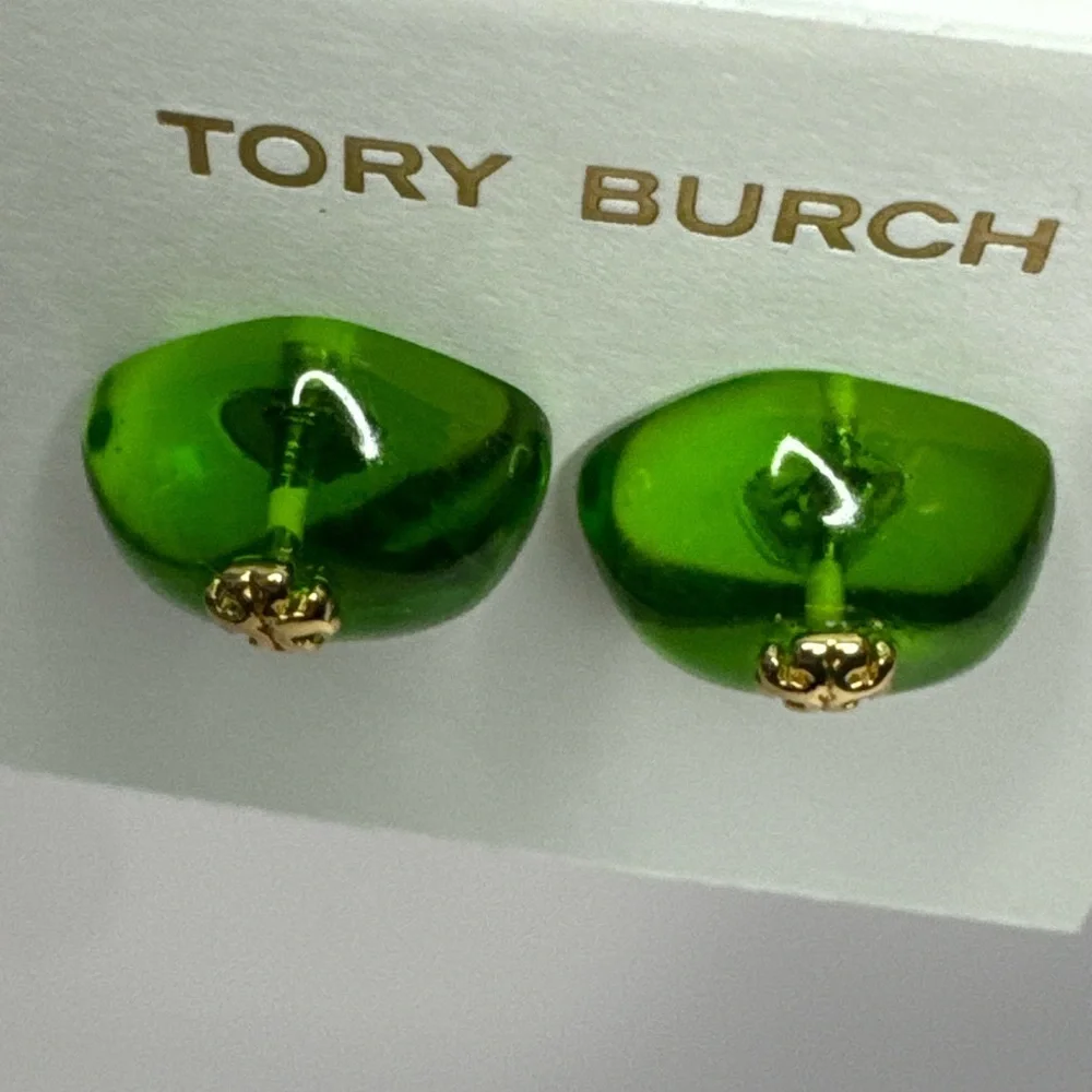 💖 Tory Burch New Green Resin Logo Stud Earrings Gold Toned - Picture 5 of 8